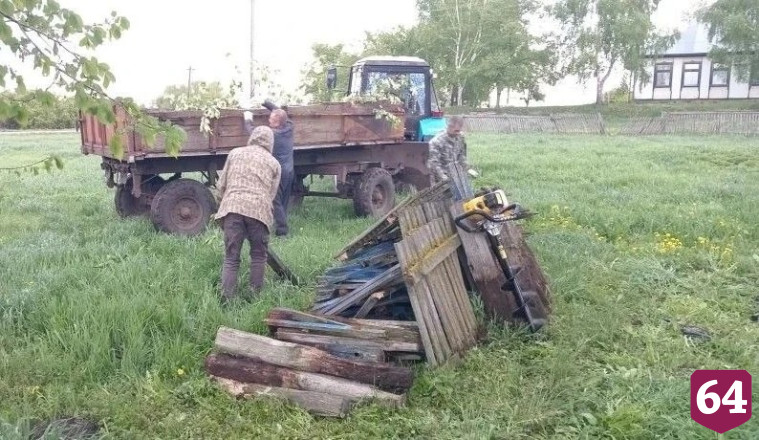 Саратовцы всем селом благоустроили мемориал погибшим воинам 